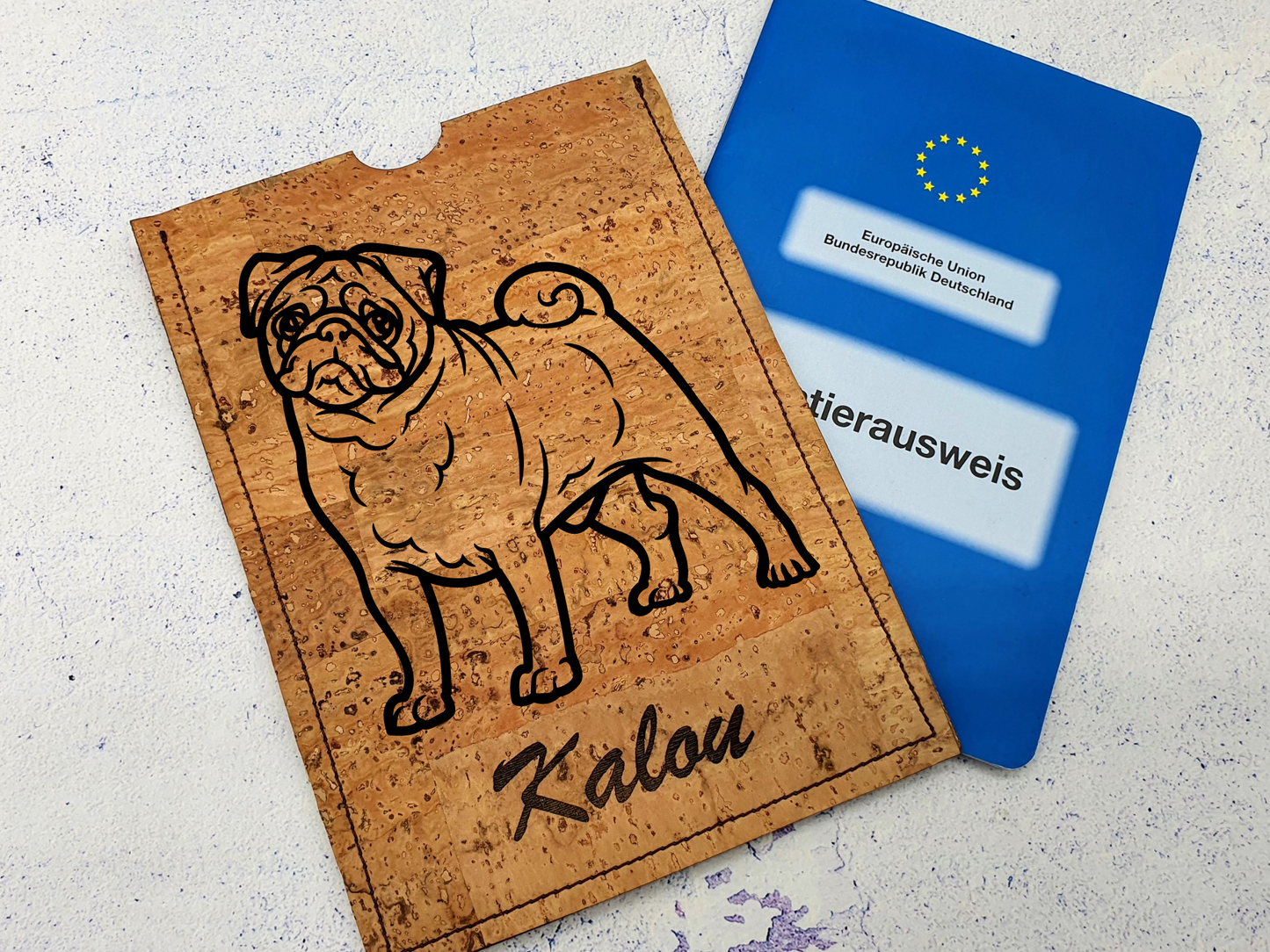 Hülle für EU Heimtierausweis - Mops - aus Kork mit Name personalisierbar