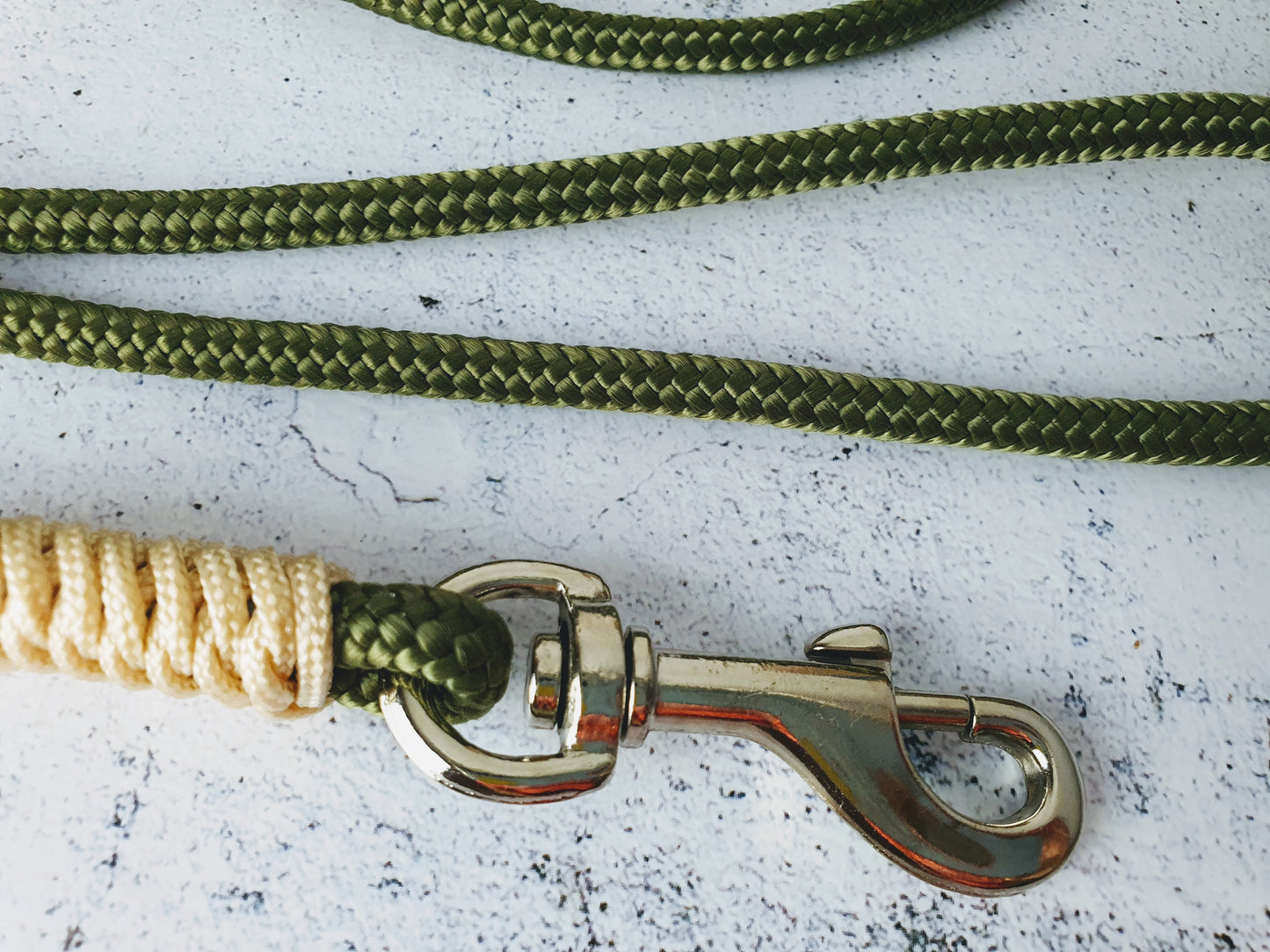 Führleine mit Handschlaufe aus 6mm Tau - Olive mit Gold