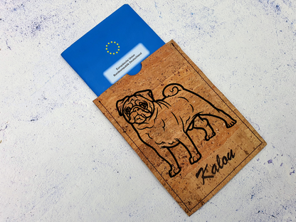 Hülle für EU Heimtierausweis - Mops - aus Kork mit Name personalisierbar